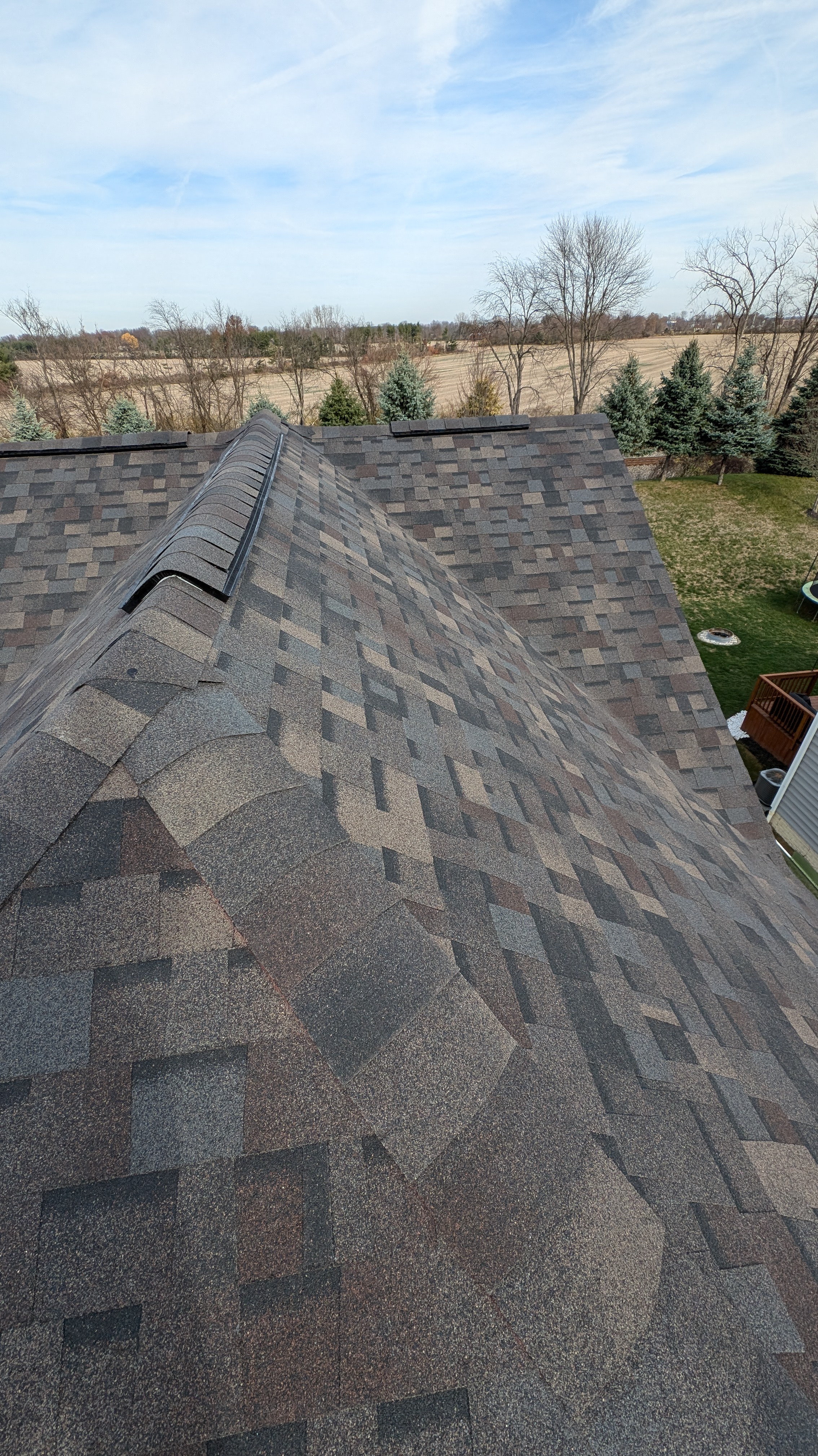 Multi-tone architectural shingles showing dimensional pattern